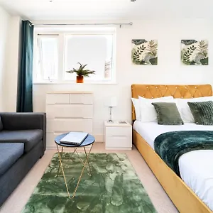 Greenwich Station Suite: Luxury 2-bed With Playstation Apartment