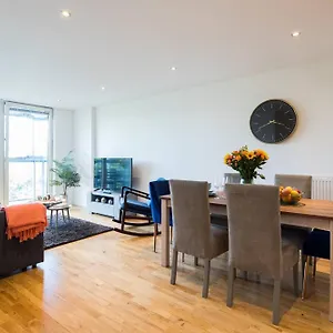 Wild Roses Serviced - Greenwich Apartment