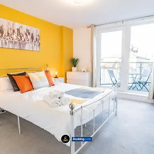 Spacious 2 Bedroom By Ls2g Short Lets & Serviced Greater With Free Wifi Apartment